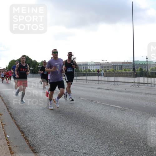29.06.2025 - hella hamburg halbmarathon Lena Gebhardt http://msf.ph/oto/8283301 29.06.2025 09:45:45 Lombardsbrücke 6878, 10484, 57, 1080, 1686, 1707, 1758, 1894, 1990, 2460, 2689, 3043, 4050, 4129, 4463, 4679, 4698, 4749, 5070, 5187, 5328, 5550, 5746, 5826, 6358, 6878, 7186, 7272, 7389, 7481, 7651, 7723, 7880, 7965, 8062, 8190, 8209, 8883, 9137, 9381, 9571, 9634, 10017, 10171, 10270, 10484, 10876, 11120, 11413, 11857, 12189, 12232, 12234, 12308, 12681, 12691, 12988, 13066, 13167, 13343, 13618, 13686, 13754, 14028, 14167, 15672 meine-sportfotos.de