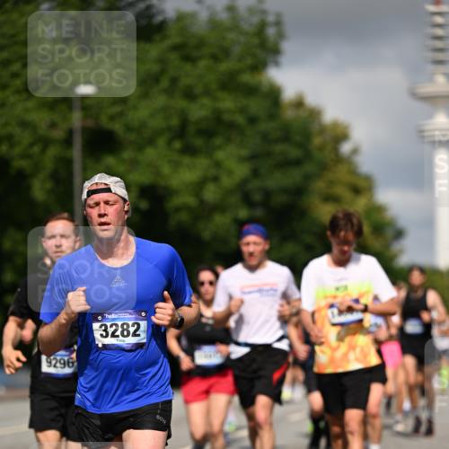 29.06.2025 - hella hamburg halbmarathon Dr. Thomas Lammeyer http://msf.ph/oto/8283314 29.06.2025 09:53:16 Kennedybrücke 1343, 1445, 1800, 1975, 2324, 2573, 2750, 2949, 3136, 3282, 3431, 4148, 4303, 4425, 5248, 5889, 6123, 6149, 6682, 7229, 7796, 8370, 8465, 9264, 9265, 9296, 9914, 10930 meine-sportfotos.de