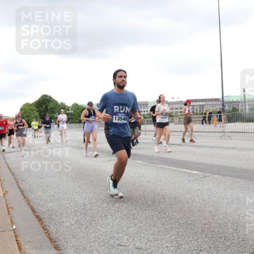 29.06.2025 - hella hamburg halbmarathon Lena Gebhardt http://msf.ph/oto/8283336 29.06.2025 10:55:09 Lombardsbrücke 13548, 10686, 1013, 1198, 2084, 2090, 2452, 2566, 2632, 3002, 3115, 3157, 3274, 3577, 4039, 4191, 4192, 4628, 5040, 5392, 5483, 5500, 5727, 5882, 6395, 6396, 6839, 6944, 6982, 7219, 7238, 7680, 7766, 8012, 8186, 8403, 8519, 9521, 9596, 10109, 10331, 10458, 10471, 10686, 10885, 11109, 11226, 11287, 11737, 11788, 11908, 12147, 12148, 12240, 12268, 12270, 13098, 13230, 13283, 13548, 13944, 13945, 13979, 13980, 14515, 14727, 15152, 15160, 16385 meine-sportfotos.de