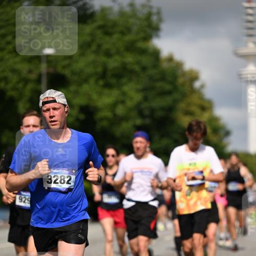 29.06.2025 - hella hamburg halbmarathon Dr. Thomas Lammeyer http://msf.ph/oto/8283348 29.06.2025 09:53:17 Kennedybrücke 1343, 1445, 1800, 1975, 2324, 2573, 2750, 2949, 3136, 3282, 3431, 4148, 4303, 4425, 5248, 5889, 6123, 6149, 6682, 7229, 7796, 8370, 8465, 9264, 9265, 9296, 9914, 10930 meine-sportfotos.de