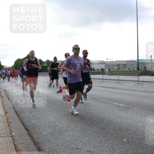 29.06.2025 - hella hamburg halbmarathon Lena Gebhardt http://msf.ph/oto/8283352 29.06.2025 09:45:45 Lombardsbrücke 1368, 57, 1080, 1686, 1707, 1758, 1894, 1990, 2460, 2689, 3043, 4050, 4129, 4463, 4679, 4698, 4749, 5070, 5187, 5328, 5550, 5746, 5826, 6358, 6878, 7186, 7272, 7389, 7481, 7651, 7723, 7880, 7965, 8062, 8190, 8209, 8883, 9137, 9381, 9571, 9634, 10017, 10171, 10270, 10484, 10876, 11120, 11413, 11857, 12189, 12232, 12234, 12308, 12681, 12691, 12988, 13066, 13167, 13343, 13618, 13686, 13754, 14028, 14167, 15672 meine-sportfotos.de