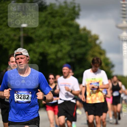 29.06.2025 - hella hamburg halbmarathon Dr. Thomas Lammeyer http://msf.ph/oto/8283360 29.06.2025 09:53:17 Kennedybrücke 1343, 1445, 1800, 1975, 2324, 2573, 2750, 2949, 3136, 3282, 3431, 4148, 4303, 4425, 5248, 5889, 6123, 6149, 6682, 7229, 7796, 8370, 8465, 9264, 9265, 9296, 9914, 10930 meine-sportfotos.de