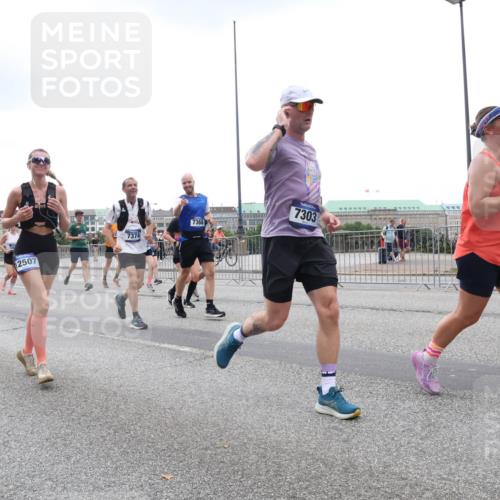 29.06.2025 - hella hamburg halbmarathon Lena Gebhardt http://msf.ph/oto/8283381 29.06.2025 10:46:32 Lombardsbrücke 1371, 1375, 1429, 1465, 1532, 1608, 1837, 1999, 2162, 2423, 2500, 2697, 2773, 2813, 2951, 3277, 3406, 3407, 3410, 3469, 3734, 4119, 4202, 4296, 4342, 4355, 4448, 4604, 5697, 5700, 5703, 5854, 6068, 6124, 6161, 6392, 6740, 7303, 7364, 7368, 7374, 7412, 7767, 7827, 7960, 7983, 8047, 8477, 8551, 8700, 9129, 9337, 9445, 9691, 10153, 10230, 11361, 11876, 11910, 12298, 12333, 12507, 12522, 13969, 14261, 15852, 16882, 16987 meine-sportfotos.de