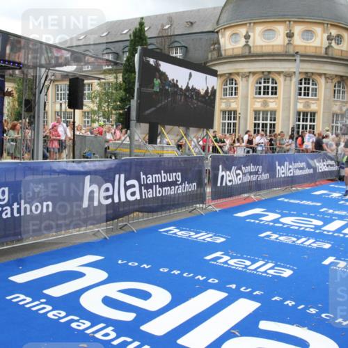29.06.2025 - hella hamburg halbmarathon Michael Strokosch http://msf.ph/oto/8283395 29.06.2025 10:54:54 Ziel 1327, 1506, 2029, 4231, 6994, 10044, 12186, 14660, 16623, 16868, 17261 meine-sportfotos.de