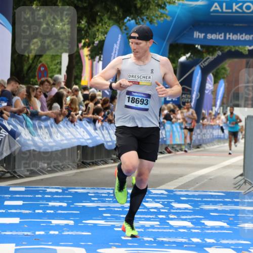 29.06.2025 - hella hamburg halbmarathon Strokosch-Dieckow http://msf.ph/oto/8283425 29.06.2025 10:22:07 Ziel 10650, 16068, 17886, 18693 meine-sportfotos.de
