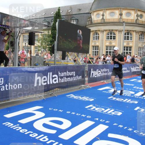 29.06.2025 - hella hamburg halbmarathon Michael Strokosch http://msf.ph/oto/8283494 29.06.2025 10:54:56 Ziel 1327, 1506, 4231, 6994, 8514, 14638, 14660, 15156, 16623, 16868, 17261, 18325 meine-sportfotos.de