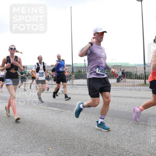 29.06.2025 - hella hamburg halbmarathon Lena Gebhardt http://msf.ph/oto/8283502 29.06.2025 10:46:33 Lombardsbrücke 1371, 1375, 1429, 1465, 1532, 1608, 1837, 1999, 2162, 2320, 2423, 2500, 2697, 2773, 2813, 2951, 3277, 3406, 3407, 3410, 3469, 3734, 4119, 4202, 4296, 4342, 4355, 4448, 4604, 5697, 5700, 5854, 6068, 6124, 6161, 6392, 6740, 7303, 7364, 7368, 7374, 7412, 7767, 7827, 7960, 7983, 8047, 8477, 8551, 8553, 8700, 9129, 9337, 9445, 9691, 10153, 10230, 11361, 11876, 11910, 12298, 12333, 12507, 12522, 13969, 14261, 15852, 16882, 16987 meine-sportfotos.de