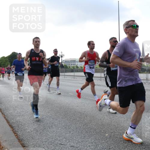 29.06.2025 - hella hamburg halbmarathon Lena Gebhardt http://msf.ph/oto/8283512 29.06.2025 09:45:46 Lombardsbrücke 13686, 0878, 155, 7880, 10270, 1, 57, 1080, 1686, 1707, 1894, 1990, 2460, 2689, 3043, 4050, 4129, 4463, 4679, 4698, 4749, 4812, 5070, 5187, 5328, 5550, 5746, 5826, 6358, 6878, 7186, 7272, 7389, 7481, 7651, 7723, 7880, 7965, 8062, 8190, 8209, 8883, 9137, 9571, 9634, 10017, 10171, 10270, 10484, 10876, 11120, 11413, 11857, 12189, 12232, 12234, 12308, 12681, 12691, 12988, 13066, 13167, 13343, 13618, 13686, 13754, 14028, 14167 meine-sportfotos.de