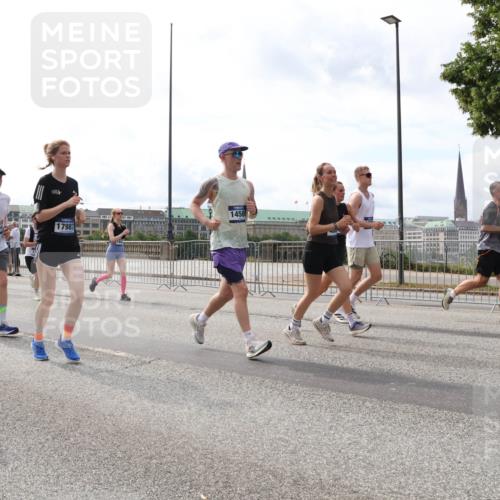29.06.2025 - hella hamburg halbmarathon Lena Gebhardt http://msf.ph/oto/8283527 29.06.2025 10:20:42 Lombardsbrücke 5638, 17987, 14500, 1011, 1046, 1069, 1471, 1474, 2053, 2101, 2325, 2478, 2834, 2923, 2945, 3247, 3434, 3733, 3781, 3842, 4082, 4154, 4166, 4288, 4350, 4422, 4614, 4754, 4869, 5041, 5181, 5625, 5811, 5812, 5831, 5937, 6608, 6951, 7018, 7101, 7131, 7739, 8025, 8113, 8462, 8588, 8724, 8940, 9005, 9011, 9136, 9236, 9722, 9735, 9873, 9981, 10041, 10050, 10350, 10414, 10595, 10613, 10647, 10754, 11100, 11145, 11603, 11835, 11995, 12844 meine-sportfotos.de