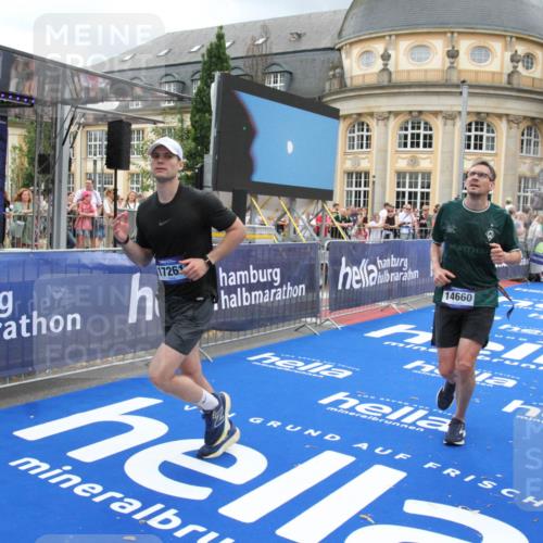 29.06.2025 - hella hamburg halbmarathon Michael Strokosch http://msf.ph/oto/8283564 29.06.2025 10:54:57 Ziel 1327, 1506, 6994, 8514, 10266, 13988, 14638, 14660, 14845, 15156, 16047, 16623, 16868, 17261, 18325 meine-sportfotos.de