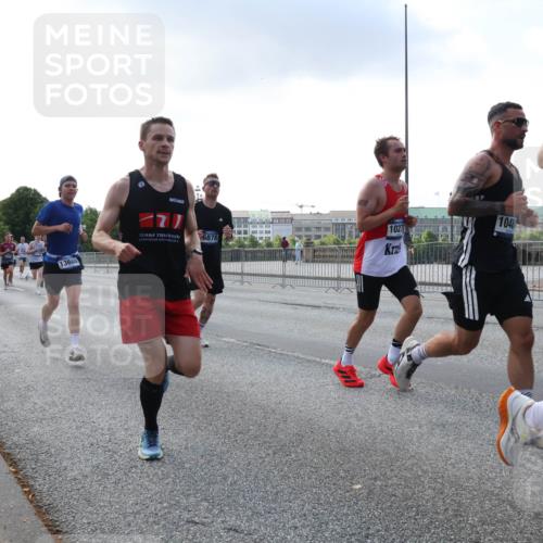29.06.2025 - hella hamburg halbmarathon Lena Gebhardt http://msf.ph/oto/8283574 29.06.2025 09:45:46 Lombardsbrücke 13686, 1027, 1048, 6878, 57, 1080, 1686, 1707, 1894, 1990, 2460, 2689, 3043, 4050, 4129, 4463, 4679, 4698, 4749, 4812, 5070, 5187, 5328, 5550, 5746, 5826, 6358, 6878, 7186, 7272, 7389, 7481, 7651, 7723, 7880, 7965, 8062, 8190, 8209, 8883, 9137, 9571, 9634, 10017, 10171, 10270, 10484, 10876, 11120, 11413, 11857, 12189, 12232, 12234, 12308, 12681, 12691, 12988, 13066, 13167, 13343, 13618, 13686, 13754, 14028, 14167 meine-sportfotos.de