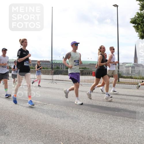 29.06.2025 - hella hamburg halbmarathon Lena Gebhardt http://msf.ph/oto/8283592 29.06.2025 10:20:43 Lombardsbrücke 16638, 1798, 1450, 11100, 1011, 1046, 1069, 1471, 1474, 2053, 2101, 2325, 2478, 2834, 2923, 2945, 3247, 3434, 3733, 3781, 3813, 3842, 4082, 4154, 4166, 4288, 4350, 4422, 4614, 4754, 4869, 5041, 5181, 5625, 5831, 5937, 6608, 6951, 7018, 7101, 7131, 7739, 8025, 8113, 8462, 8588, 8724, 8940, 9005, 9011, 9136, 9236, 9722, 9873, 9981, 10041, 10050, 10350, 10414, 10585, 10595, 10613, 10647, 10754, 11100, 11145, 11603, 11835, 11995, 12844 meine-sportfotos.de