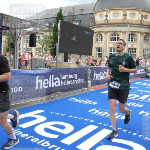 29.06.2025 - hella hamburg halbmarathon Michael Strokosch http://msf.ph/oto/8283598 29.06.2025 10:54:57 Ziel 1327, 1506, 6994, 8514, 10266, 13988, 14638, 14660, 14845, 15156, 16047, 16623, 16868, 17261, 18325 meine-sportfotos.de