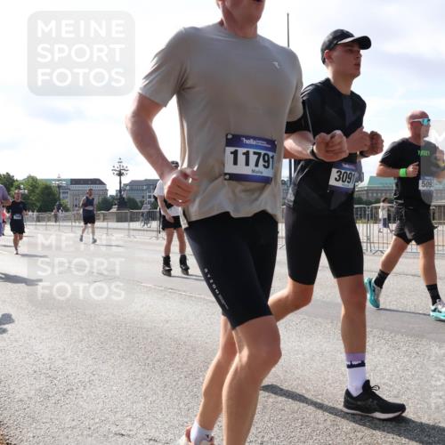 29.06.2025 - hella hamburg halbmarathon Lena Gebhardt http://msf.ph/oto/8283621 29.06.2025 09:58:15 Lombardsbrücke 13033, 1034, 11791, 3091, 5093, 1034, 1179, 1190, 1258, 1285, 1320, 1321, 1335, 1563, 1815, 1870, 2029, 2034, 2070, 2138, 2397, 2417, 2448, 2612, 2636, 2656, 2711, 3041, 3058, 3091, 3097, 3114, 3251, 3859, 4814, 4903, 5093, 5305, 5672, 5721, 5775, 5894, 6164, 6272, 6355, 6356, 6433, 6569, 6580, 6585, 6628, 6754, 6776, 6897, 7065, 7409, 7478, 7509, 7646, 7724, 7856, 7896, 7952, 7976, 8154, 8311, 8393, 8508, 8590, 8825, 9012, 9057, 9562, 9656, 10084 meine-sportfotos.de