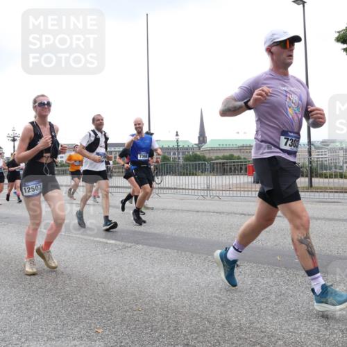 29.06.2025 - hella hamburg halbmarathon Lena Gebhardt http://msf.ph/oto/8283642 29.06.2025 10:46:33 Lombardsbrücke 1371, 1375, 1429, 1465, 1532, 1608, 1837, 1999, 2162, 2320, 2423, 2500, 2697, 2773, 2813, 2951, 3277, 3406, 3407, 3410, 3469, 3734, 4119, 4202, 4296, 4342, 4355, 4448, 4604, 5697, 5700, 5854, 6068, 6124, 6161, 6392, 6740, 7303, 7364, 7368, 7374, 7412, 7767, 7827, 7960, 7983, 8047, 8477, 8551, 8553, 8700, 9129, 9337, 9445, 9691, 10153, 10230, 11361, 11876, 11910, 12298, 12333, 12507, 12522, 13969, 14261, 15852, 16882, 16987 meine-sportfotos.de