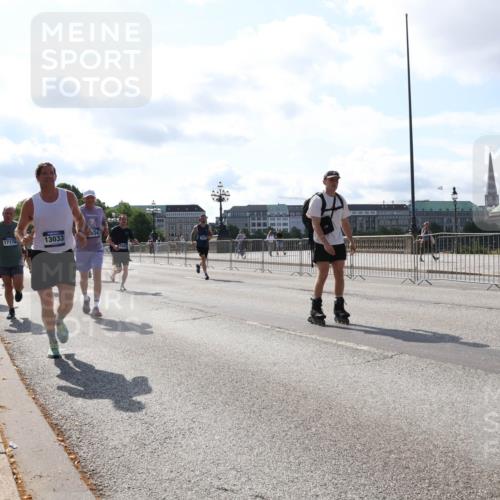 29.06.2025 - hella hamburg halbmarathon Lena Gebhardt http://msf.ph/oto/8283679 29.06.2025 09:58:15 Lombardsbrücke 34, 17176, 13033, 1034, 1179, 1190, 1258, 1285, 1320, 1321, 1335, 1563, 1815, 1870, 2029, 2034, 2070, 2138, 2397, 2417, 2448, 2612, 2636, 2656, 2711, 3041, 3058, 3091, 3097, 3114, 3251, 3859, 4814, 4903, 5093, 5305, 5672, 5721, 5775, 5894, 6164, 6272, 6355, 6356, 6433, 6569, 6580, 6585, 6628, 6754, 6776, 6897, 7065, 7409, 7478, 7509, 7646, 7724, 7856, 7896, 7952, 7976, 8154, 8311, 8393, 8508, 8590, 8825, 9012, 9057, 9562, 9656, 10084 meine-sportfotos.de