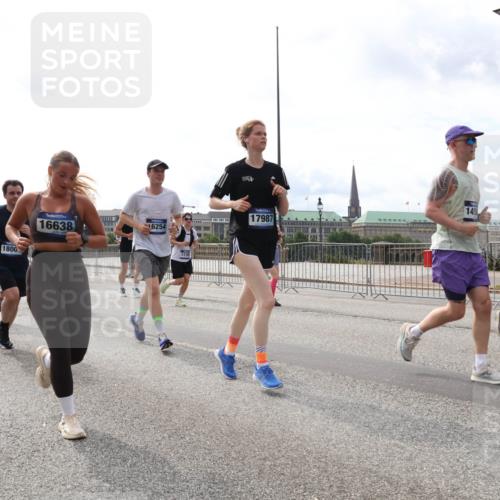 29.06.2025 - hella hamburg halbmarathon Lena Gebhardt http://msf.ph/oto/8283702 29.06.2025 10:20:43 Lombardsbrücke 1800, 16638, 6254, 11100, 145, 17987, 1011, 1046, 1069, 1471, 1474, 2053, 2101, 2325, 2478, 2834, 2923, 2945, 3247, 3434, 3733, 3781, 3813, 3842, 4082, 4154, 4166, 4288, 4350, 4422, 4614, 4754, 4869, 5041, 5181, 5625, 5831, 5937, 6608, 6951, 7018, 7101, 7131, 7739, 8025, 8113, 8462, 8588, 8724, 8940, 9005, 9011, 9136, 9236, 9722, 9873, 9981, 10041, 10050, 10350, 10414, 10585, 10595, 10613, 10647, 10754, 11100, 11145, 11603, 11835, 11995, 12844 meine-sportfotos.de