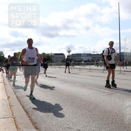 29.06.2025 - hella hamburg halbmarathon Lena Gebhardt http://msf.ph/oto/8283713 29.06.2025 09:58:15 Lombardsbrücke 176, 7415, 13033, 1034, 1179, 1190, 1258, 1285, 1320, 1321, 1335, 1563, 1815, 1870, 2029, 2034, 2070, 2138, 2397, 2417, 2448, 2612, 2636, 2656, 2711, 3041, 3058, 3091, 3097, 3114, 3251, 3859, 4814, 4903, 5093, 5305, 5672, 5721, 5775, 5894, 6164, 6272, 6355, 6356, 6433, 6569, 6580, 6585, 6628, 6754, 6776, 6897, 7065, 7409, 7478, 7509, 7646, 7724, 7856, 7896, 7952, 7976, 8154, 8311, 8393, 8508, 8590, 8825, 9012, 9057, 9562, 9656, 10084 meine-sportfotos.de