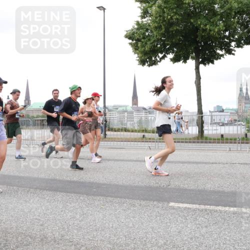 29.06.2025 - hella hamburg halbmarathon Lena Gebhardt http://msf.ph/oto/8283716 29.06.2025 10:55:11 Lombardsbrücke 1010, 166, 1642, 1013, 1198, 1917, 2090, 2452, 2566, 2632, 3002, 3115, 3157, 3274, 3577, 4039, 4191, 4192, 4628, 5040, 5392, 5483, 5500, 5727, 5882, 6395, 6396, 6839, 6944, 6982, 7219, 7238, 7680, 7766, 8012, 8186, 8403, 8519, 9521, 9596, 10109, 10331, 10458, 10686, 10885, 11109, 11226, 11287, 11737, 11788, 11908, 12147, 12148, 12240, 12268, 12270, 13098, 13230, 13283, 13548, 13944, 13945, 13979, 13980, 14515, 14727, 15152, 15160, 16385 meine-sportfotos.de