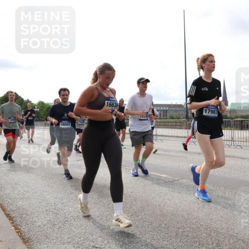 29.06.2025 - hella hamburg halbmarathon Lena Gebhardt http://msf.ph/oto/8283765 29.06.2025 10:20:43 Lombardsbrücke 5625, 18908, 18007, 2834, 16638, 17987, 1011, 1046, 1069, 1471, 1474, 2053, 2101, 2325, 2478, 2834, 2923, 2945, 3247, 3434, 3733, 3781, 3813, 3842, 4082, 4154, 4166, 4288, 4350, 4422, 4614, 4754, 4869, 5041, 5181, 5625, 5831, 5937, 6608, 6951, 7018, 7101, 7131, 7739, 8025, 8113, 8462, 8588, 8724, 8940, 9005, 9011, 9136, 9236, 9722, 9873, 9981, 10041, 10050, 10350, 10414, 10585, 10595, 10613, 10647, 10754, 11100, 11145, 11603, 11835, 11995, 12844 meine-sportfotos.de