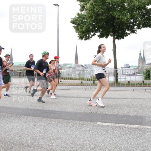 29.06.2025 - hella hamburg halbmarathon Lena Gebhardt http://msf.ph/oto/8283778 29.06.2025 10:55:11 Lombardsbrücke 1010, 16433, 117, 1013, 1198, 1917, 2090, 2452, 2566, 2632, 3002, 3115, 3157, 3274, 3577, 4039, 4191, 4192, 4628, 5040, 5392, 5483, 5500, 5727, 5882, 6395, 6396, 6839, 6944, 6982, 7219, 7238, 7680, 7766, 8012, 8186, 8403, 8519, 9521, 9596, 10109, 10331, 10458, 10686, 10885, 11109, 11226, 11287, 11737, 11788, 11908, 12147, 12148, 12240, 12268, 12270, 13098, 13230, 13283, 13548, 13944, 13945, 13979, 13980, 14515, 14727, 15152, 15160, 16385 meine-sportfotos.de