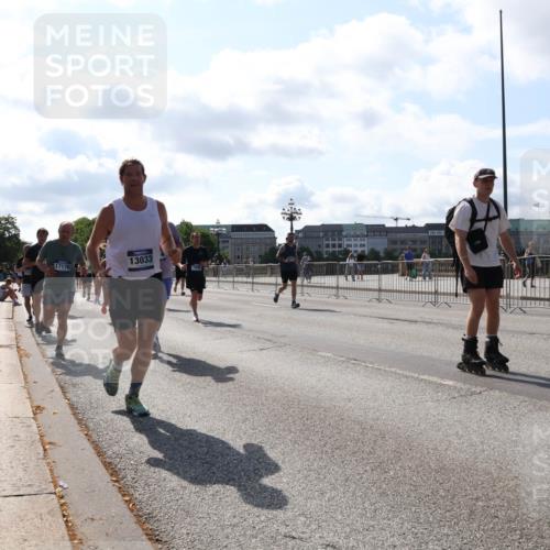 29.06.2025 - hella hamburg halbmarathon Lena Gebhardt http://msf.ph/oto/8283779 29.06.2025 09:58:16 Lombardsbrücke 17176, 13033, 1034, 1179, 1190, 1258, 1285, 1320, 1321, 1335, 1563, 1815, 1870, 2029, 2034, 2070, 2138, 2397, 2417, 2448, 2612, 2636, 2656, 2711, 3041, 3058, 3091, 3097, 3114, 3251, 3859, 4814, 4903, 5093, 5259, 5305, 5672, 5721, 5775, 5894, 6164, 6272, 6355, 6356, 6433, 6569, 6580, 6628, 6754, 6776, 6897, 7065, 7409, 7478, 7509, 7646, 7724, 7856, 7896, 7952, 7976, 8154, 8311, 8393, 8508, 8590, 8825, 9012, 9057, 9562, 9656, 10084 meine-sportfotos.de