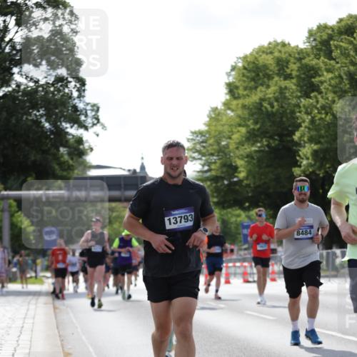 29.06.2025 - hella hamburg halbmarathon Jannik Wohlers http://msf.ph/oto/8283788 29.06.2025 10:03:13 Lombardsbrücke 1114, 1161, 1885, 2277, 2683, 2759, 4307, 5384, 5396, 5464, 6391, 7006, 7277, 7278, 7279, 8484, 10389, 11402, 12377, 13793, 13976, 15539, 15643, 15859, 16371, 16621, 17226, 17550, 17955, 18028, 18999 meine-sportfotos.de