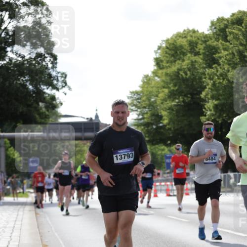 29.06.2025 - hella hamburg halbmarathon Jannik Wohlers http://msf.ph/oto/8283820 29.06.2025 10:03:13 Lombardsbrücke 1114, 1161, 1885, 2277, 2683, 2759, 4307, 5384, 5396, 5464, 6391, 7006, 7277, 7278, 7279, 8484, 10389, 11402, 12377, 13793, 13976, 15539, 15643, 15859, 16371, 16621, 17226, 17550, 17955, 18028, 18999 meine-sportfotos.de