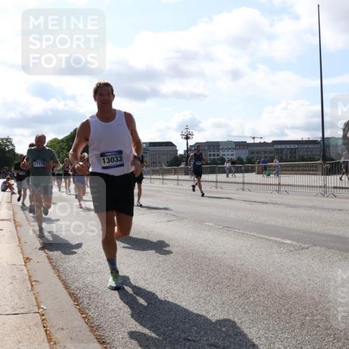 29.06.2025 - hella hamburg halbmarathon Lena Gebhardt http://msf.ph/oto/8283834 29.06.2025 09:58:16 Lombardsbrücke 17176, 13033, 1034, 1179, 1190, 1258, 1285, 1320, 1321, 1335, 1563, 1815, 1870, 2029, 2034, 2070, 2138, 2397, 2417, 2448, 2612, 2636, 2656, 2711, 3041, 3058, 3091, 3097, 3114, 3251, 3859, 4814, 4903, 5093, 5259, 5305, 5672, 5721, 5775, 5894, 6164, 6272, 6355, 6356, 6433, 6569, 6580, 6628, 6754, 6776, 6897, 7065, 7409, 7478, 7509, 7646, 7724, 7856, 7896, 7952, 7976, 8154, 8311, 8393, 8508, 8590, 8825, 9012, 9057, 9562, 9656, 10084 meine-sportfotos.de