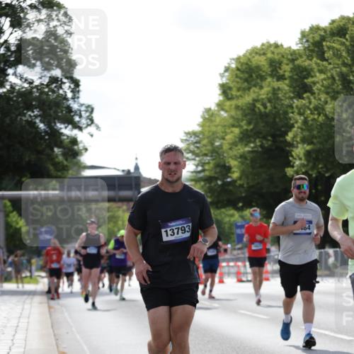 29.06.2025 - hella hamburg halbmarathon Jannik Wohlers http://msf.ph/oto/8283855 29.06.2025 10:03:13 Lombardsbrücke 1114, 1161, 1885, 2277, 2683, 2759, 4307, 5384, 5396, 5464, 6391, 7006, 7277, 7278, 7279, 8484, 10389, 11402, 12377, 13793, 13976, 15539, 15643, 15859, 16371, 16621, 17226, 17550, 17955, 18028, 18999 meine-sportfotos.de