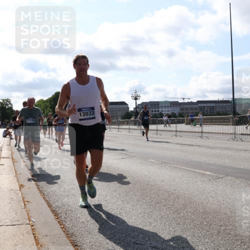 29.06.2025 - hella hamburg halbmarathon Lena Gebhardt http://msf.ph/oto/8283860 29.06.2025 09:58:16 Lombardsbrücke 17176, 13033, 1034, 1179, 1190, 1258, 1285, 1320, 1321, 1335, 1563, 1815, 1870, 2029, 2034, 2070, 2138, 2397, 2417, 2448, 2612, 2636, 2656, 2711, 3041, 3058, 3091, 3097, 3114, 3251, 3859, 4814, 4903, 5093, 5259, 5305, 5672, 5721, 5775, 5894, 6164, 6272, 6355, 6356, 6433, 6569, 6580, 6628, 6754, 6776, 6897, 7065, 7409, 7478, 7509, 7646, 7724, 7856, 7896, 7952, 7976, 8154, 8311, 8393, 8508, 8590, 8825, 9012, 9057, 9562, 9656, 10084 meine-sportfotos.de