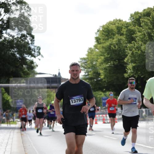 29.06.2025 - hella hamburg halbmarathon Jannik Wohlers http://msf.ph/oto/8283862 29.06.2025 10:03:13 Lombardsbrücke 1114, 1161, 1885, 2277, 2683, 2759, 4307, 5384, 5396, 5464, 6391, 7006, 7277, 7278, 7279, 8484, 10389, 11402, 12377, 13793, 13976, 15539, 15643, 15859, 16371, 16621, 17226, 17550, 17955, 18028, 18999 meine-sportfotos.de