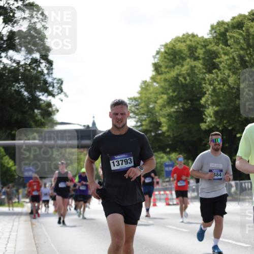 29.06.2025 - hella hamburg halbmarathon Jannik Wohlers http://msf.ph/oto/8283884 29.06.2025 10:03:13 Lombardsbrücke 1114, 1161, 1885, 2277, 2683, 2759, 4307, 5384, 5396, 5464, 6391, 7006, 7277, 7278, 7279, 8484, 10389, 11402, 12377, 13793, 13976, 15539, 15643, 15859, 16371, 16621, 17226, 17550, 17955, 18028, 18999 meine-sportfotos.de