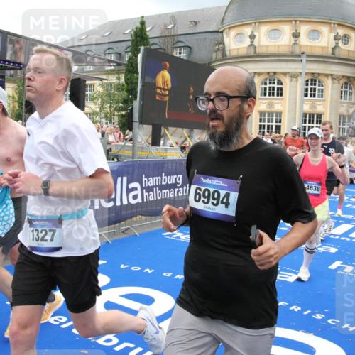 29.06.2025 - hella hamburg halbmarathon Michael Strokosch http://msf.ph/oto/8283886 29.06.2025 10:55:02 Ziel 1327, 2884, 3652, 4249, 4616, 4938, 5020, 6433, 6994, 8514, 8698, 10266, 13988, 14638, 14750, 14845, 15126, 15156, 15879, 16047, 16623, 16868, 18181, 18325 meine-sportfotos.de