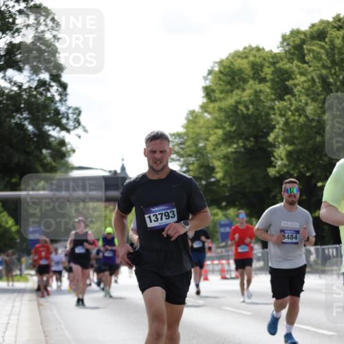 29.06.2025 - hella hamburg halbmarathon Jannik Wohlers http://msf.ph/oto/8283894 29.06.2025 10:03:13 Lombardsbrücke 1114, 1161, 1885, 2277, 2683, 2759, 4307, 5384, 5396, 5464, 6391, 7006, 7277, 7278, 7279, 8484, 10389, 11402, 12377, 13793, 13976, 15539, 15643, 15859, 16371, 16621, 17226, 17550, 17955, 18028, 18999 meine-sportfotos.de