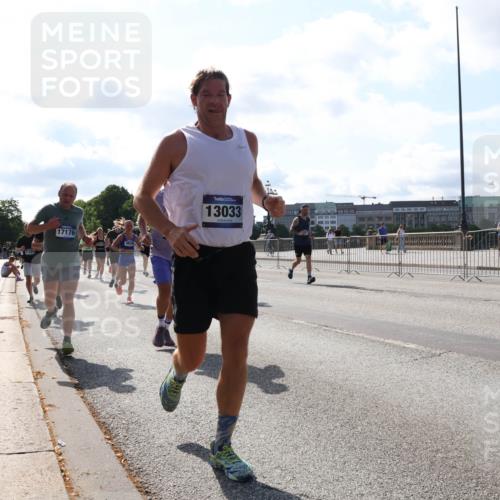 29.06.2025 - hella hamburg halbmarathon Lena Gebhardt http://msf.ph/oto/8283918 29.06.2025 09:58:16 Lombardsbrücke 17176, 13033, 1034, 1179, 1190, 1258, 1285, 1320, 1321, 1335, 1563, 1815, 1870, 2029, 2034, 2070, 2138, 2397, 2417, 2448, 2612, 2636, 2656, 2711, 3041, 3058, 3091, 3097, 3114, 3251, 3859, 4814, 4903, 5093, 5259, 5305, 5672, 5721, 5775, 5894, 6164, 6272, 6355, 6356, 6433, 6569, 6580, 6628, 6754, 6776, 6897, 7065, 7409, 7478, 7509, 7646, 7724, 7856, 7896, 7952, 7976, 8154, 8311, 8393, 8508, 8590, 8825, 9012, 9057, 9562, 9656, 10084 meine-sportfotos.de