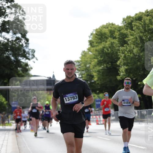 29.06.2025 - hella hamburg halbmarathon Jannik Wohlers http://msf.ph/oto/8283933 29.06.2025 10:03:13 Lombardsbrücke 1114, 1161, 1885, 2277, 2683, 2759, 4307, 5384, 5396, 5464, 6391, 7006, 7277, 7278, 7279, 8484, 10389, 11402, 12377, 13793, 13976, 15539, 15643, 15859, 16371, 16621, 17226, 17550, 17955, 18028, 18999 meine-sportfotos.de
