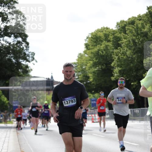 29.06.2025 - hella hamburg halbmarathon Jannik Wohlers http://msf.ph/oto/8283938 29.06.2025 10:03:14 Lombardsbrücke 1161, 1885, 2277, 2683, 2759, 4307, 5384, 5396, 5464, 6391, 7006, 7277, 7278, 7279, 8484, 8727, 10389, 11402, 12377, 13793, 13976, 15539, 15643, 15859, 16371, 16621, 17226, 17550, 17955, 18999 meine-sportfotos.de