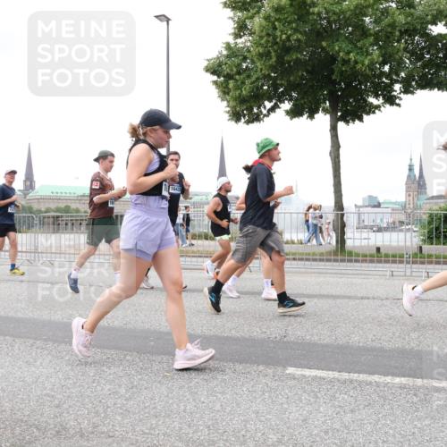 29.06.2025 - hella hamburg halbmarathon Lena Gebhardt http://msf.ph/oto/8283963 29.06.2025 10:55:12 Lombardsbrücke 16433, 1013, 1917, 2090, 2452, 2566, 2632, 3002, 3115, 3157, 3274, 3577, 4039, 4191, 4192, 4628, 5040, 5392, 5483, 5500, 5727, 5882, 6395, 6396, 6839, 6944, 7219, 7238, 7680, 7766, 8012, 8186, 8403, 8519, 9596, 10109, 10458, 10686, 10885, 11109, 11226, 11737, 11788, 11908, 12147, 12148, 12240, 12268, 12270, 13098, 13230, 13283, 13548, 13944, 13945, 13979, 13980, 14515, 14727, 15152, 15160, 16385 meine-sportfotos.de