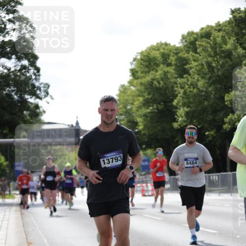 29.06.2025 - hella hamburg halbmarathon Jannik Wohlers http://msf.ph/oto/8283970 29.06.2025 10:03:14 Lombardsbrücke 1161, 1885, 2277, 2683, 2759, 4307, 5384, 5396, 5464, 6391, 7006, 7277, 7278, 7279, 8484, 8727, 10389, 11402, 12377, 13793, 13976, 15539, 15643, 15859, 16371, 16621, 17226, 17550, 17955, 18999 meine-sportfotos.de