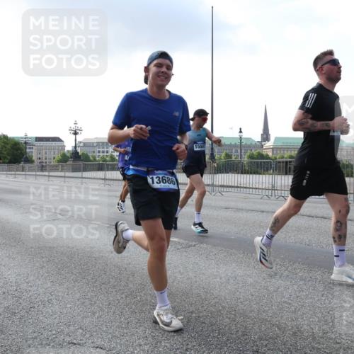 29.06.2025 - hella hamburg halbmarathon Lena Gebhardt http://msf.ph/oto/8283979 29.06.2025 09:45:47 Lombardsbrücke 2460, 13686, 15507, 57, 1080, 1686, 1707, 1894, 1990, 2460, 2689, 3043, 4050, 4129, 4463, 4679, 4698, 4749, 4812, 5070, 5187, 5328, 5550, 5746, 5826, 6358, 6495, 6878, 7186, 7272, 7389, 7481, 7651, 7723, 7880, 7965, 8062, 8190, 8209, 8883, 9137, 9571, 9634, 10017, 10171, 10270, 10484, 10876, 11120, 11199, 11413, 11857, 12189, 12232, 12234, 12308, 12681, 12691, 12988, 13066, 13167, 13343, 13618, 13686, 13754, 14028, 14167 meine-sportfotos.de
