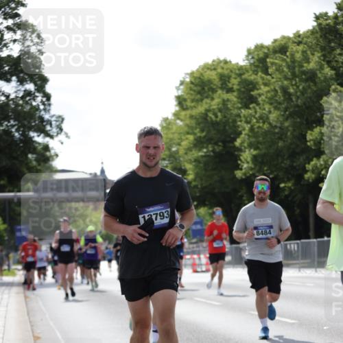 29.06.2025 - hella hamburg halbmarathon Jannik Wohlers http://msf.ph/oto/8284013 29.06.2025 10:03:14 Lombardsbrücke 1161, 1885, 2277, 2683, 2759, 4307, 5384, 5396, 5464, 6391, 7006, 7277, 7278, 7279, 8484, 8727, 10389, 11402, 12377, 13793, 13976, 15539, 15643, 15859, 16371, 16621, 17226, 17550, 17955, 18999 meine-sportfotos.de