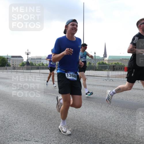 29.06.2025 - hella hamburg halbmarathon Lena Gebhardt http://msf.ph/oto/8284024 29.06.2025 09:45:48 Lombardsbrücke 7880, 13686, 15507, 57, 1080, 1686, 1707, 1894, 1990, 2460, 2689, 3043, 4050, 4129, 4463, 4679, 4698, 4749, 4812, 5070, 5187, 5328, 5550, 5746, 5826, 6358, 6495, 6878, 7186, 7272, 7389, 7481, 7651, 7723, 7880, 7965, 8062, 8190, 8209, 8883, 9137, 9571, 9634, 10017, 10171, 10270, 10484, 10876, 11120, 11199, 11413, 11857, 12189, 12232, 12234, 12308, 12681, 12691, 12988, 13066, 13167, 13343, 13618, 13686, 13754, 14028, 14167 meine-sportfotos.de