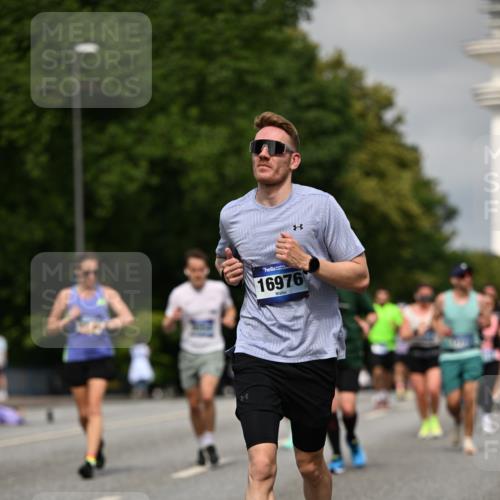 29.06.2025 - hella hamburg halbmarathon Dr. Thomas Lammeyer http://msf.ph/oto/8284027 29.06.2025 10:15:54 Kennedybrücke 1062, 1790, 2661, 3746, 3837, 4499, 6966, 7370, 7474, 8368, 9119, 9253, 9254, 9405, 10042 meine-sportfotos.de