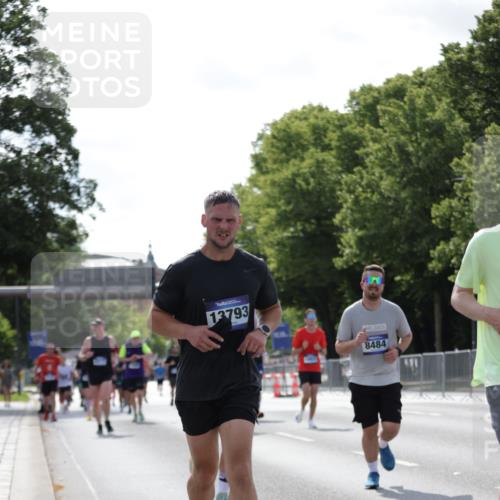 29.06.2025 - hella hamburg halbmarathon Jannik Wohlers http://msf.ph/oto/8284036 29.06.2025 10:03:14 Lombardsbrücke 1161, 1885, 2277, 2683, 2759, 4307, 5384, 5396, 5464, 6391, 7006, 7277, 7278, 7279, 8484, 8727, 10389, 11402, 12377, 13793, 13976, 15539, 15643, 15859, 16371, 16621, 17226, 17550, 17955, 18999 meine-sportfotos.de