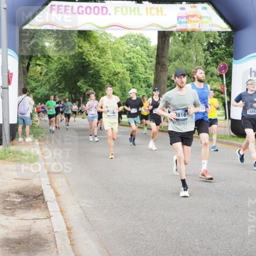 29.06.2025 - hella hamburg halbmarathon MichiJ http://msf.ph/oto/8284040 29.06.2025 10:32:32 Zwischen KM18-KM19 1220, 1468, 1782, 1941, 2365, 2402, 2707, 2816, 3021, 5231, 5476, 5624, 6991, 7322, 8871, 9444, 9633, 12657, 13975, 15280, 16617, 16720, 16893, 17097, 17120, 17406, 17729, 17977, 18107, 18437, 18464, 18560, 18691, 19207, 19210 meine-sportfotos.de