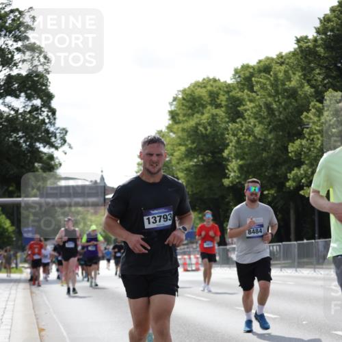 29.06.2025 - hella hamburg halbmarathon Jannik Wohlers http://msf.ph/oto/8284056 29.06.2025 10:03:14 Lombardsbrücke 1161, 1885, 2277, 2683, 2759, 4307, 5384, 5396, 5464, 6391, 7006, 7277, 7278, 7279, 8484, 8727, 10389, 11402, 12377, 13793, 13976, 15539, 15643, 15859, 16371, 16621, 17226, 17550, 17955, 18999 meine-sportfotos.de