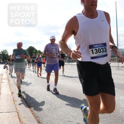 29.06.2025 - hella hamburg halbmarathon Lena Gebhardt http://msf.ph/oto/8284075 29.06.2025 09:58:17 Lombardsbrücke 7321, 1717, 13033, 1034, 1179, 1190, 1258, 1285, 1320, 1321, 1335, 1815, 1870, 2029, 2034, 2070, 2138, 2397, 2417, 2448, 2612, 2636, 2656, 2711, 3041, 3058, 3091, 3097, 3114, 3251, 3819, 3859, 4814, 4903, 5093, 5259, 5305, 5378, 5672, 5721, 5775, 5894, 6164, 6272, 6355, 6356, 6433, 6569, 6580, 6628, 6754, 6776, 6897, 7065, 7409, 7478, 7509, 7646, 7724, 7856, 7896, 7952, 7976, 8154, 8311, 8393, 8508, 8590, 8825, 9012, 9057, 9562, 9656, 10084 meine-sportfotos.de