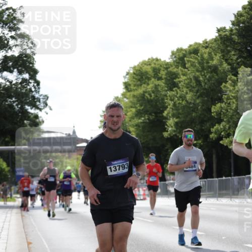 29.06.2025 - hella hamburg halbmarathon Jannik Wohlers http://msf.ph/oto/8284092 29.06.2025 10:03:14 Lombardsbrücke 1161, 1885, 2277, 2683, 2759, 4307, 5384, 5396, 5464, 6391, 7006, 7277, 7278, 7279, 8484, 8727, 10389, 11402, 12377, 13793, 13976, 15539, 15643, 15859, 16371, 16621, 17226, 17550, 17955, 18999 meine-sportfotos.de