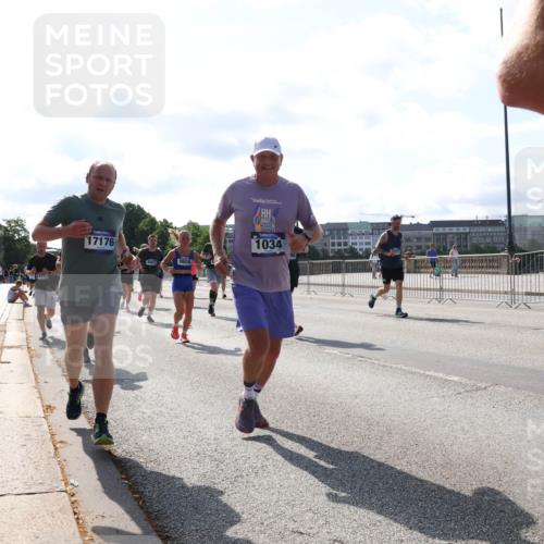 29.06.2025 - hella hamburg halbmarathon Lena Gebhardt http://msf.ph/oto/8284122 29.06.2025 09:58:17 Lombardsbrücke 17321, 17176, 4903, 9656, 1034, 1034, 1179, 1190, 1258, 1285, 1320, 1321, 1335, 1815, 1870, 2029, 2034, 2070, 2138, 2397, 2417, 2448, 2612, 2636, 2656, 2711, 3041, 3058, 3091, 3097, 3114, 3251, 3819, 3859, 4814, 4903, 5093, 5259, 5305, 5378, 5672, 5721, 5775, 5894, 6164, 6272, 6355, 6356, 6433, 6569, 6580, 6628, 6754, 6776, 6897, 7065, 7409, 7478, 7509, 7646, 7724, 7856, 7896, 7952, 7976, 8154, 8311, 8393, 8508, 8590, 8825, 9012, 9057, 9562, 9656, 10084 meine-sportfotos.de